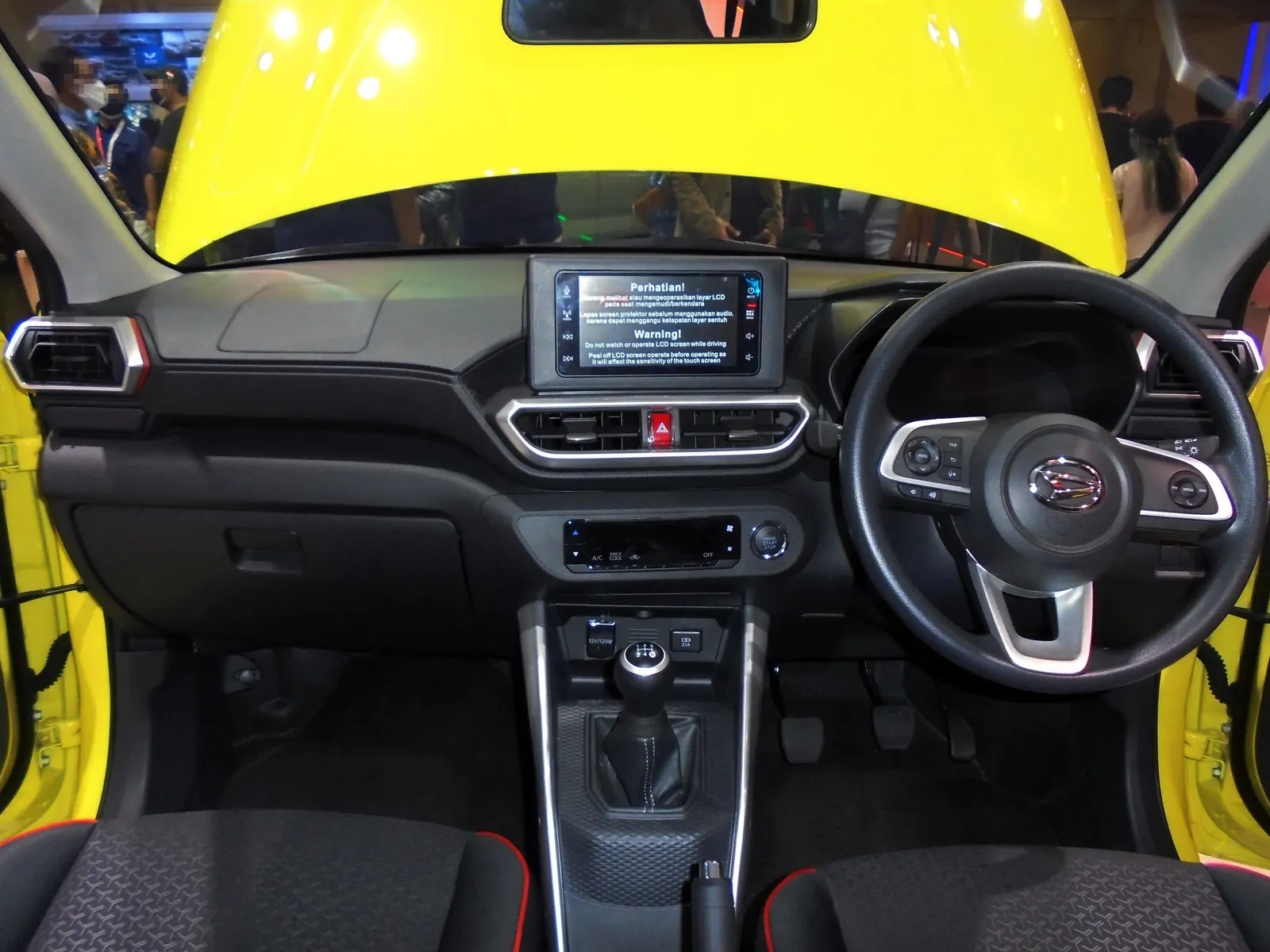 Daihatsu Rocky, салон