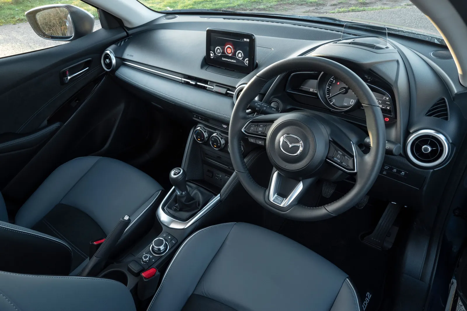Mazda 2, салон