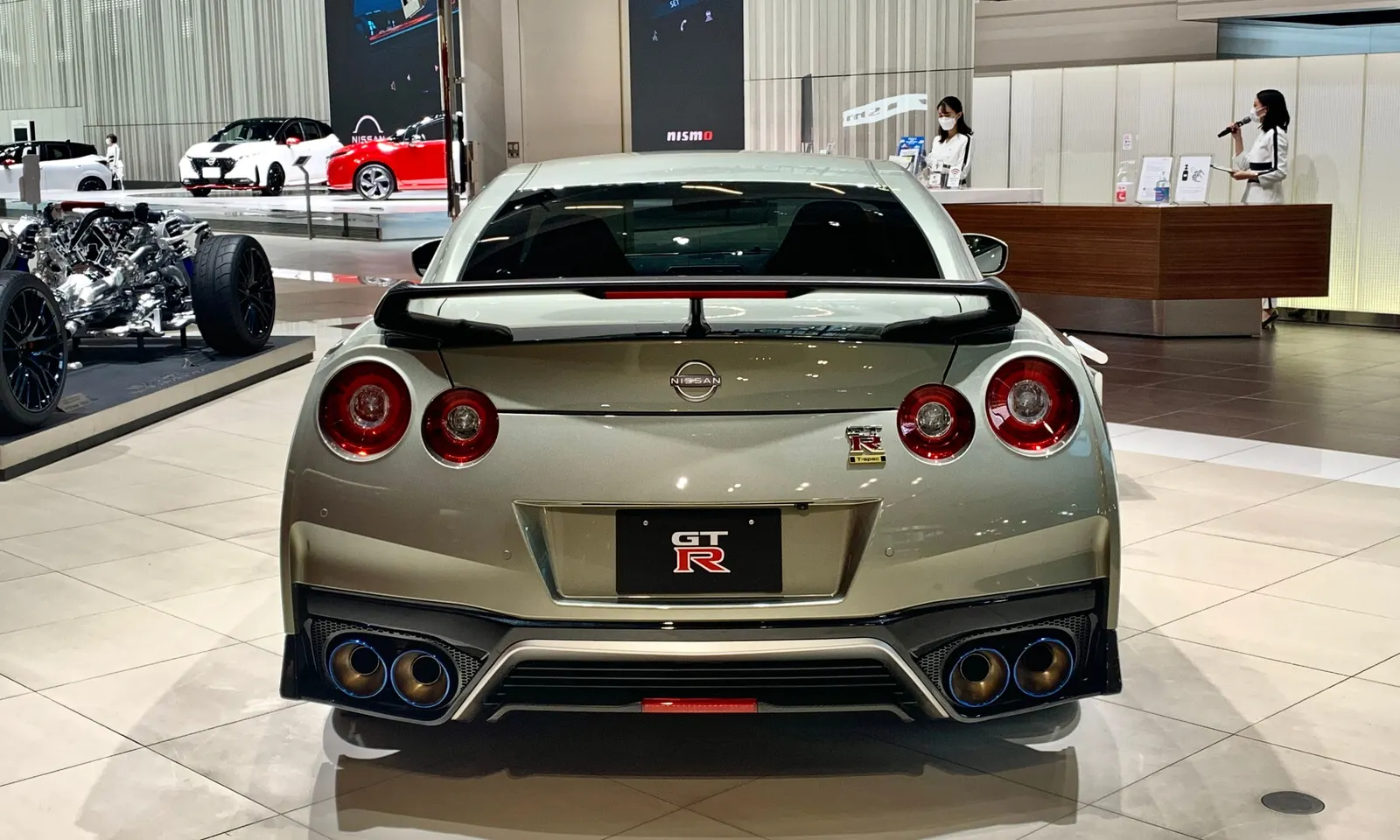 Nissan GT-R, вид сзади