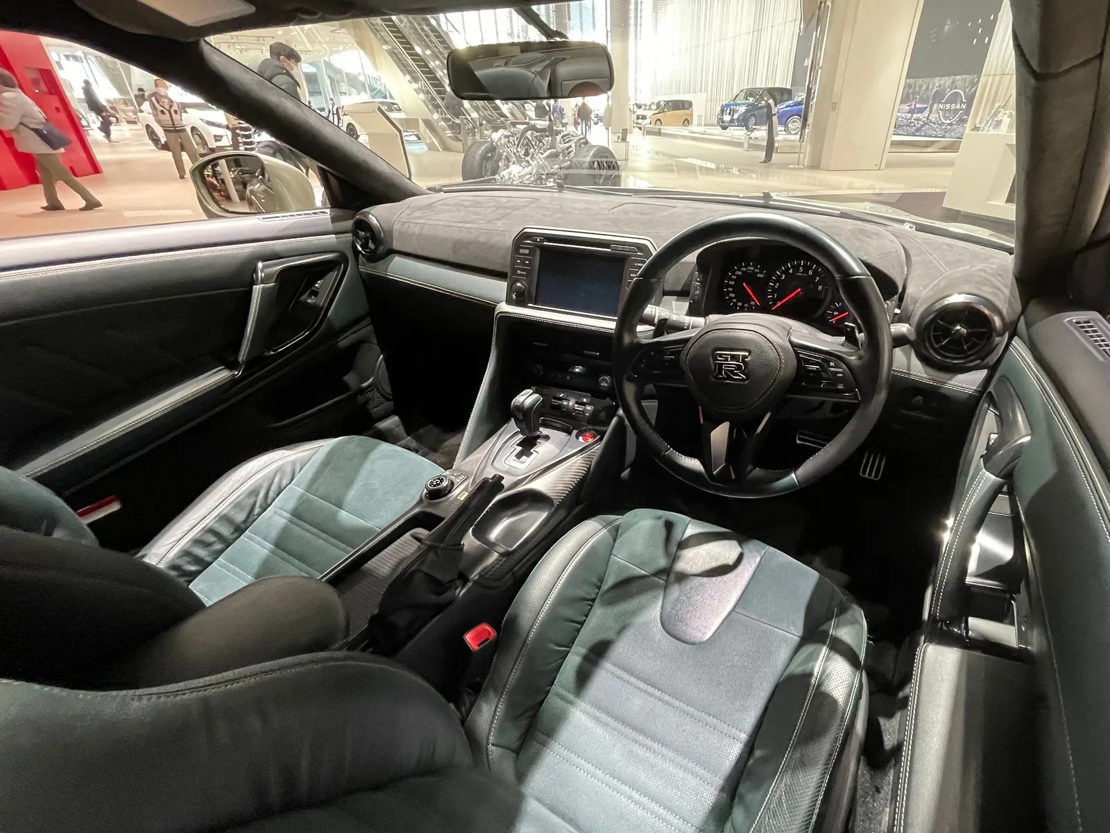 Nissan GT-R, салон