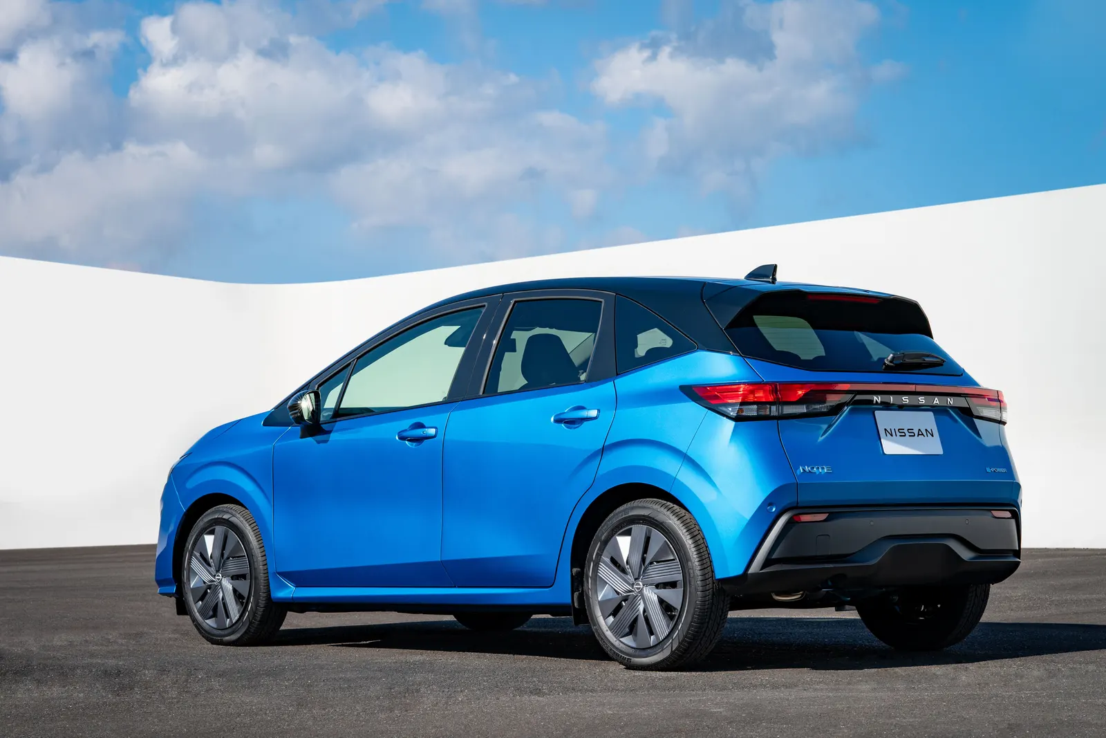 Nissan Note, вид сзади