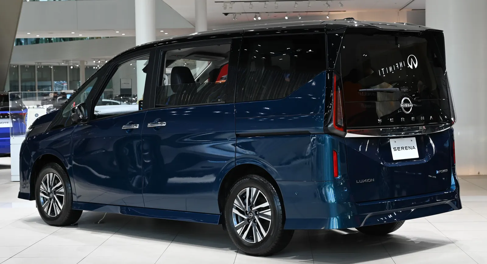Nissan Serena, вид сзади