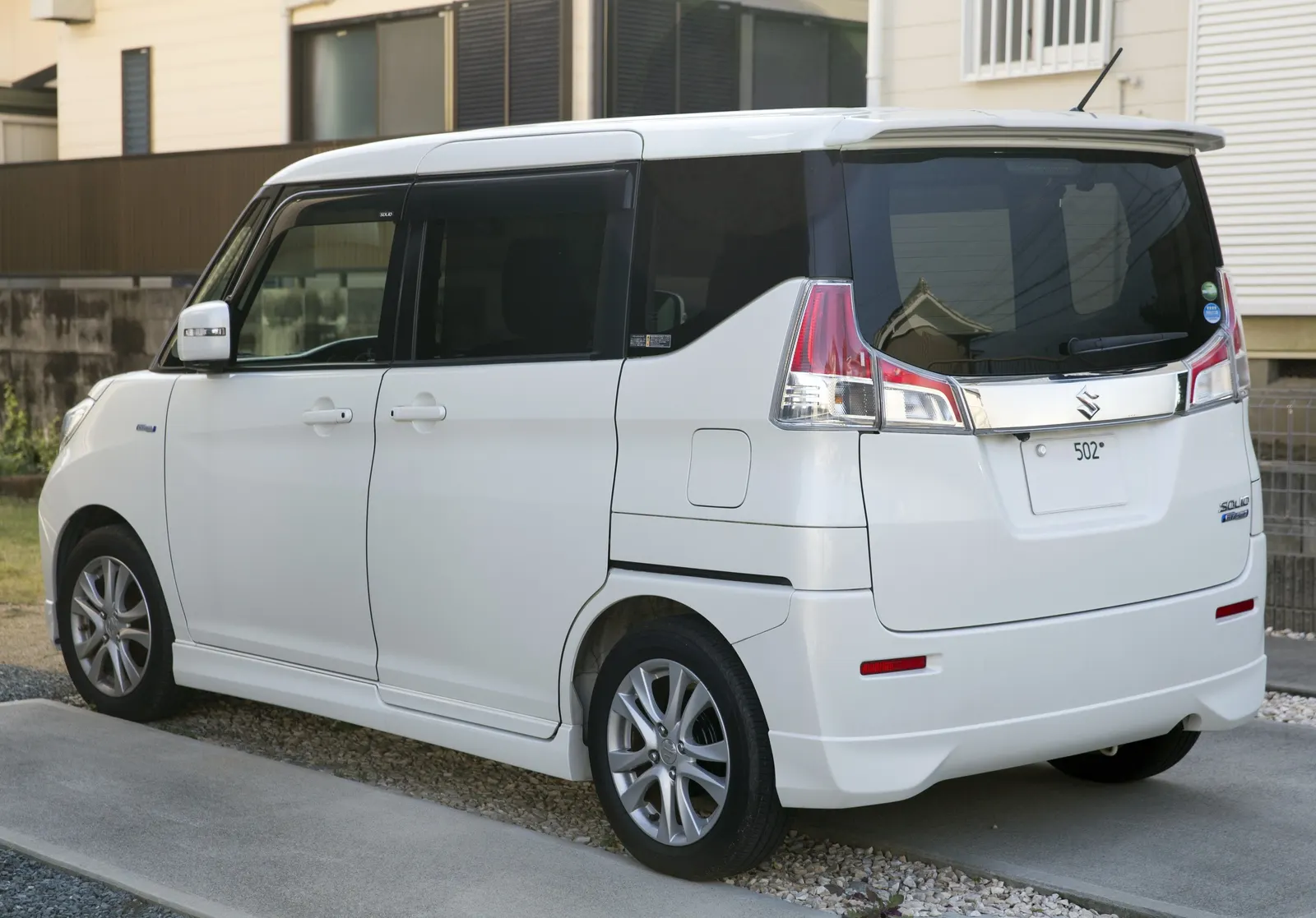 Suzuki Solio, вид сзади
