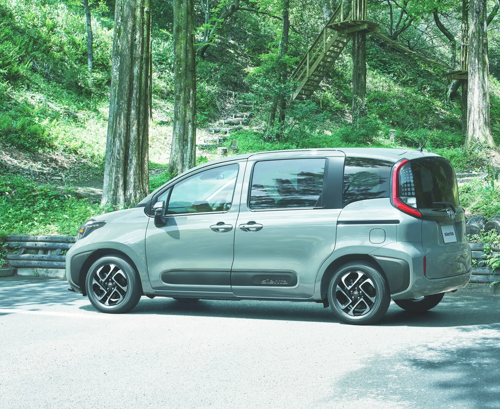 Toyota Sienta, вид сзади