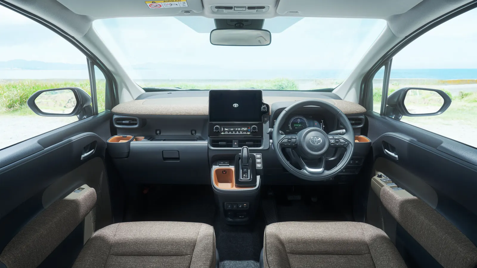 Toyota Sienta, салон