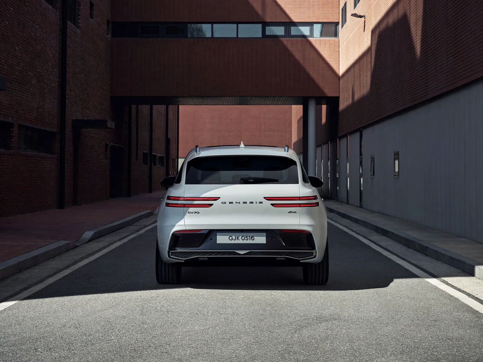 Genesis GV70, вид сзади